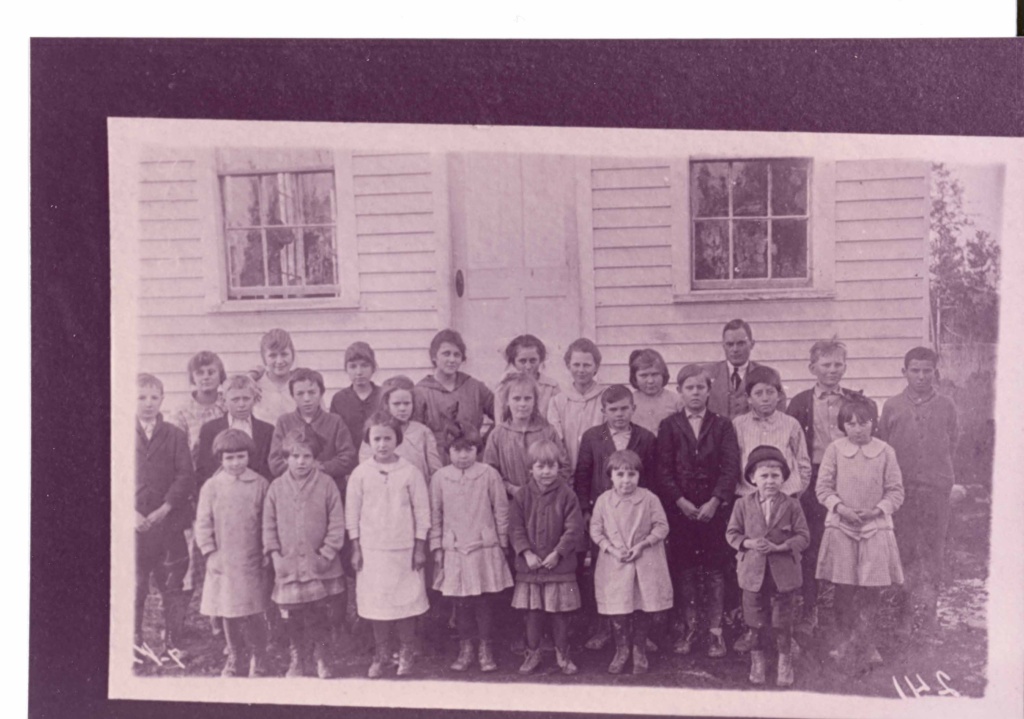 Students in front of Friendship School, 3200 block Hill Neck Road